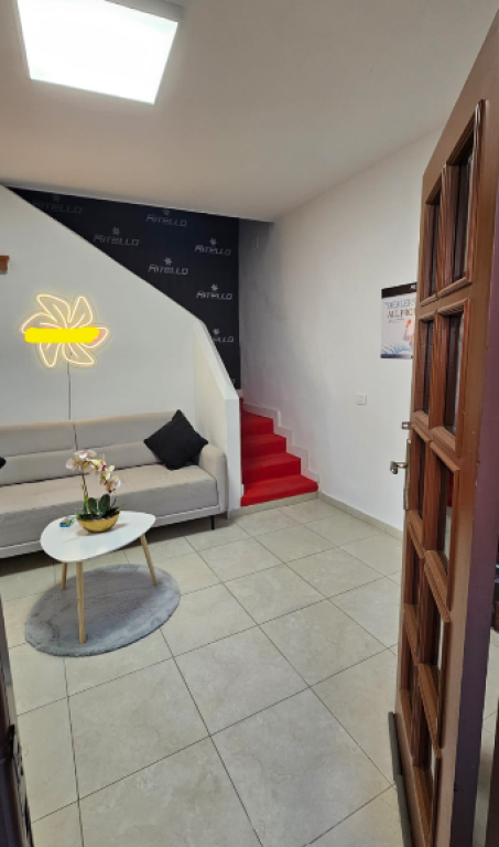 VILLA A DUE PIANI IN AFFITTO PER ATTIVITÀ COMMERCIALE – BRRYLI