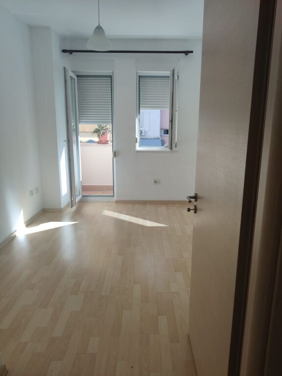 21-Dhjetori, 2+1 apartment for rent (empty for residential use or offices)