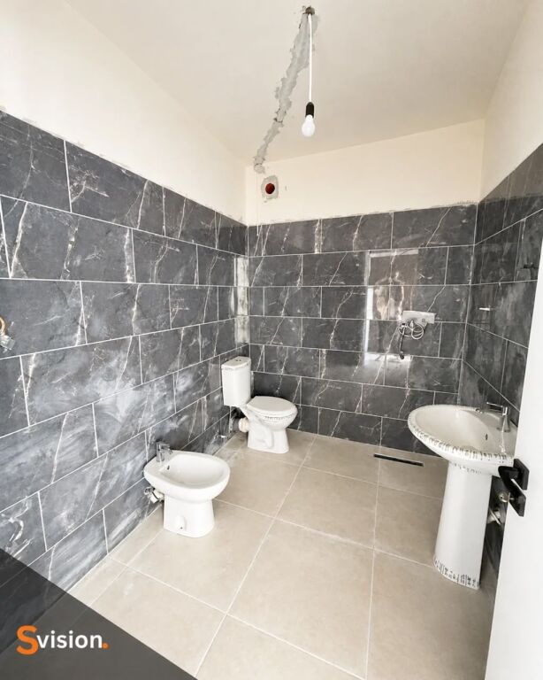 Shitet apartament 1+1 afer agjencise Kavaje