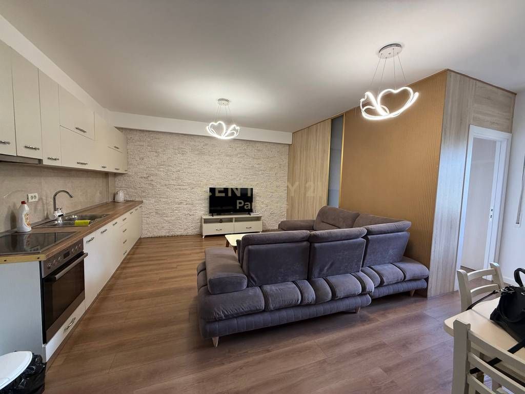 SHITET APARTAMENT 2+1 – ISH UZINA E TRAKTORIT, PRANË SHKOZËS !! 152,000 € 13,800,000 Lekë