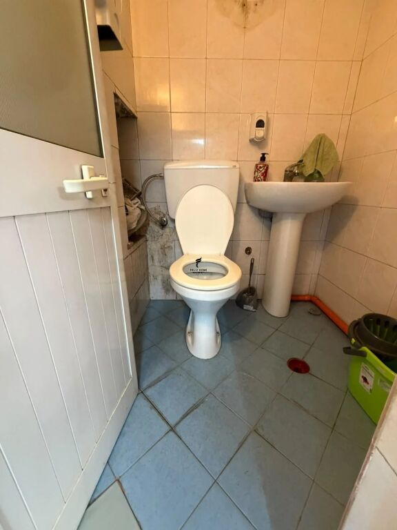 SHOP FOR RENT 35 M2 BLOCK 50,000 LEKE FH-99514
