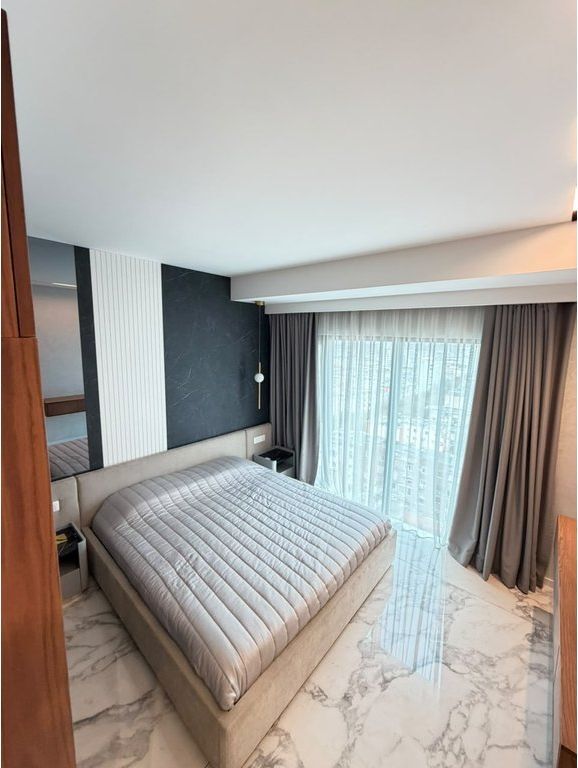 Jepet me Qira Duplex Luksoz në "Square 21" me Verandë Panoramike dhe Parkim Privat