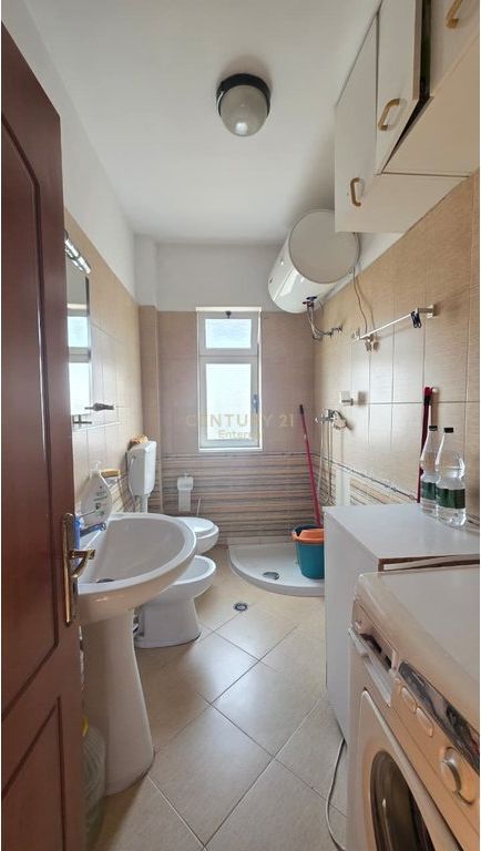 Shitet Apartament 2+1 ne Rrugen Fortuzi