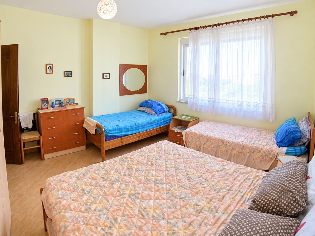Shitet apartament 1+1 ne zonen e Durresit prane Hotel Horizontit. ID 5845