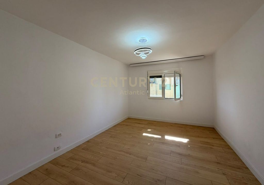 SHITET APARTAMENT 2+1 TEK STADIUMI NE DURRES !