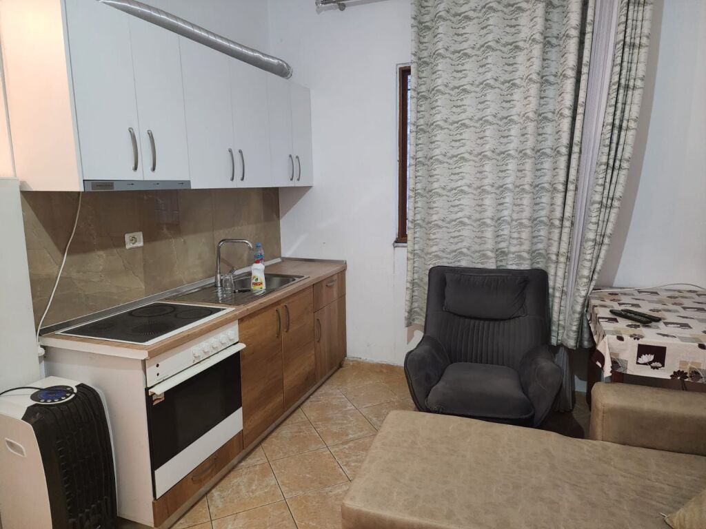 JEPET ME QIRA  GARSONIERE PRANE  QYTETIT STUDENTI DHE FAKULTETIT EKONOMIK  📍 Pozicion shumë i favorshëm, pranë Qytetit Studenti dhe Fakultetit Ekonomik, me akses të shpejtë në shërbime dhe transport.