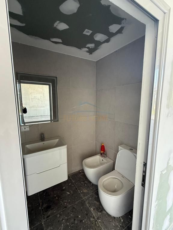 Qera, Kapanon, Autostrada Vorë–Rinas