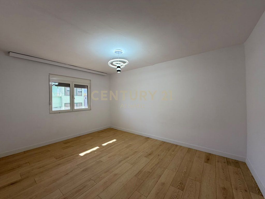 SHITET APARTAMENT 2+1 TEK STADIUMI NE DURRES !