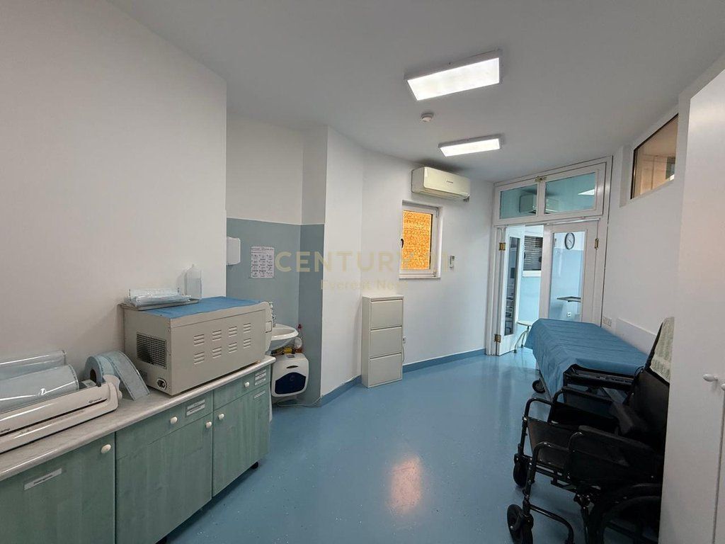 Locale commerciale premium in affitto (clinica medica completamente attrezzata) al Pazari i Ri
