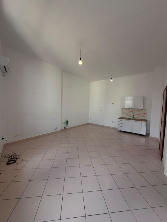 SHITET APARTAMENT 1+1 tek PROKURORIA, rr. Haxhi Hysen Dalliu, Tirane.