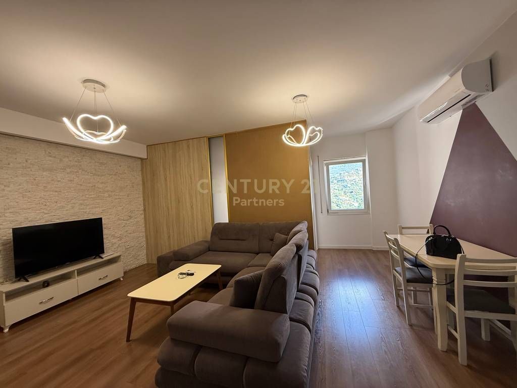 SHITET APARTAMENT 2+1 – ISH UZINA E TRAKTORIT, PRANË SHKOZËS !!