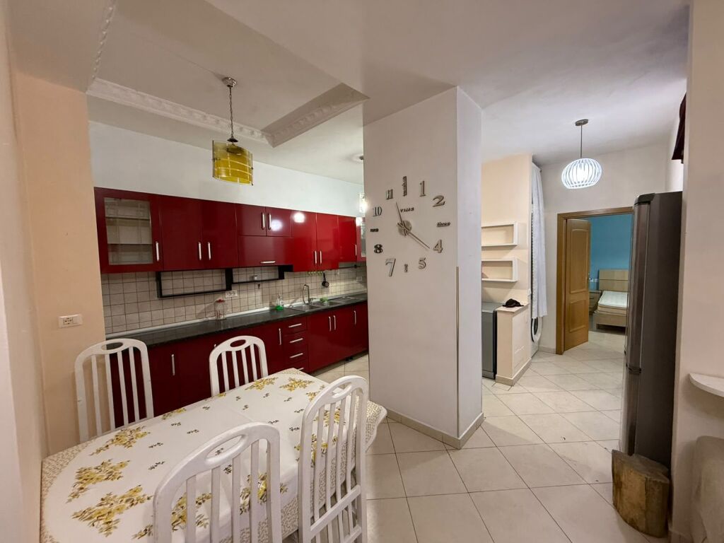 Jepet apartament 2+1+Verande me qira tek Zogu i Zi , prane Ring Center .