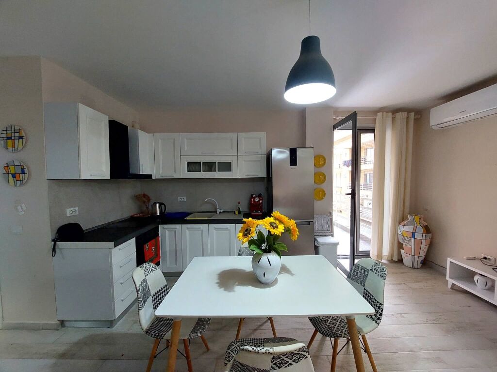 Apartament 2+1 me Qera Afatgjate - Restorant Tradicional Varka, Plazhi i Vjeter, Vlore