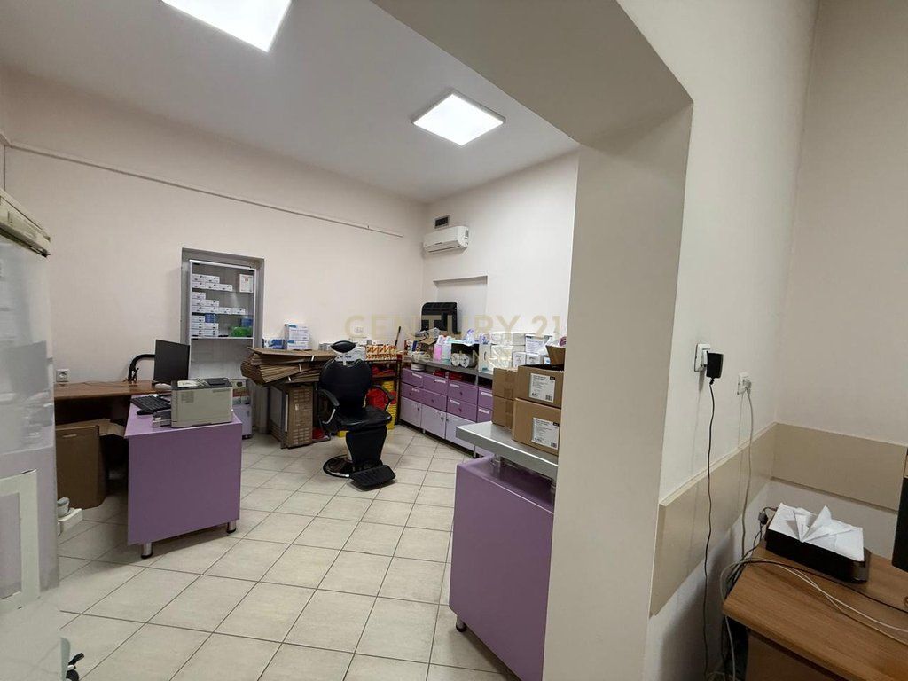 Locale commerciale premium in affitto (clinica medica completamente attrezzata) al Pazari i Ri