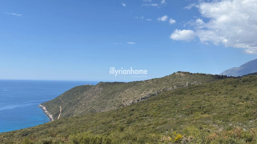 Shitet, Tokë me pamje nga deti "Gjipe" - Vlorë