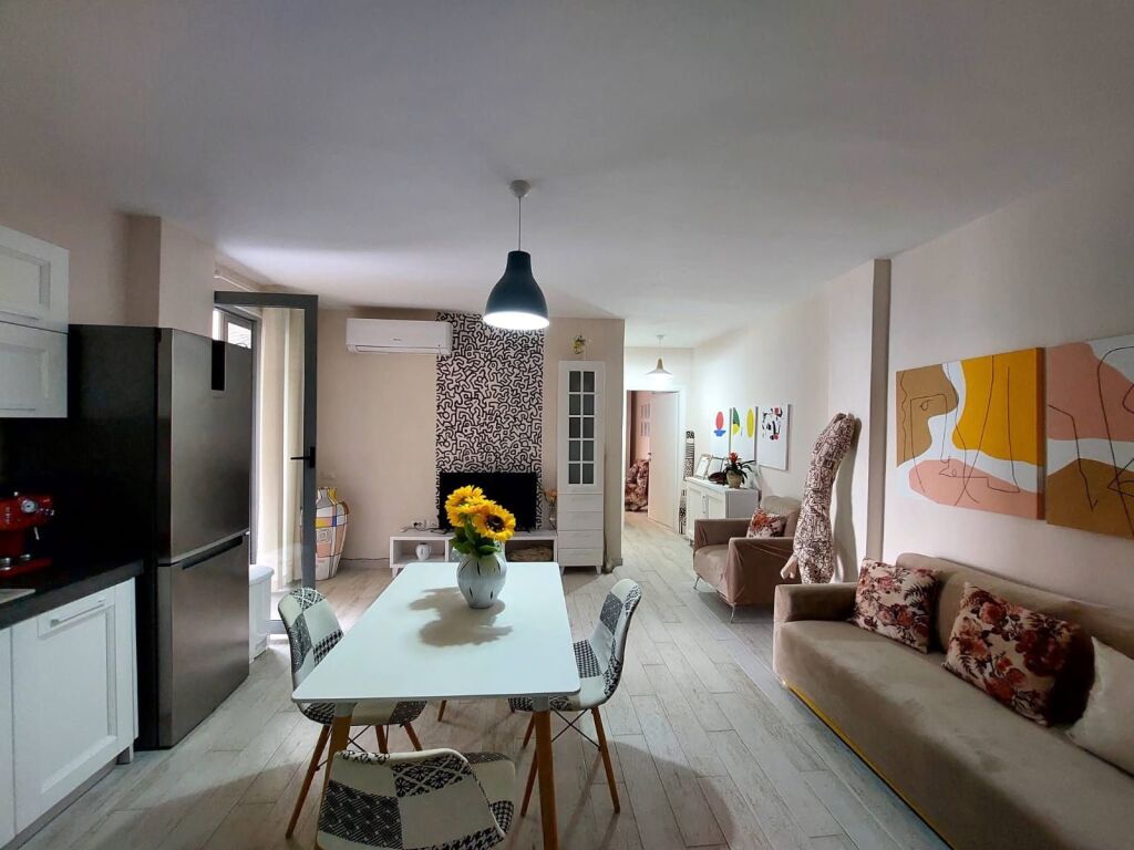 Apartament 2+1 me Qera Afatgjate - Restorant Tradicional Varka, Plazhi i Vjeter, Vlore
