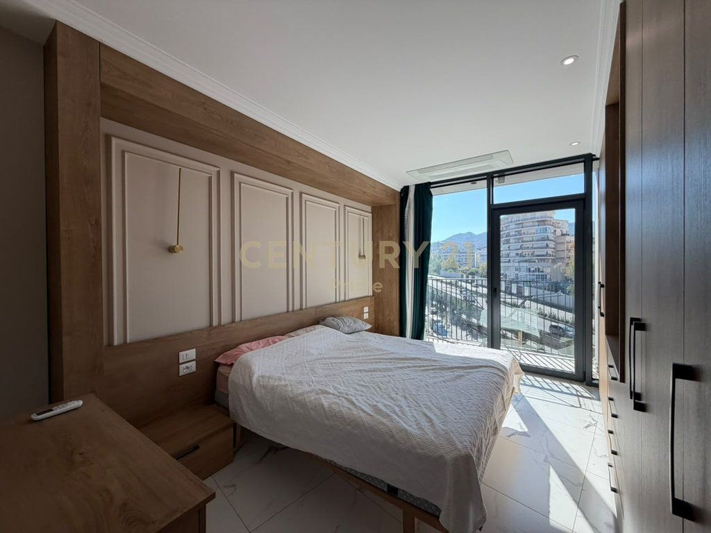 Shitet Apartament 2+1 tek Lake View