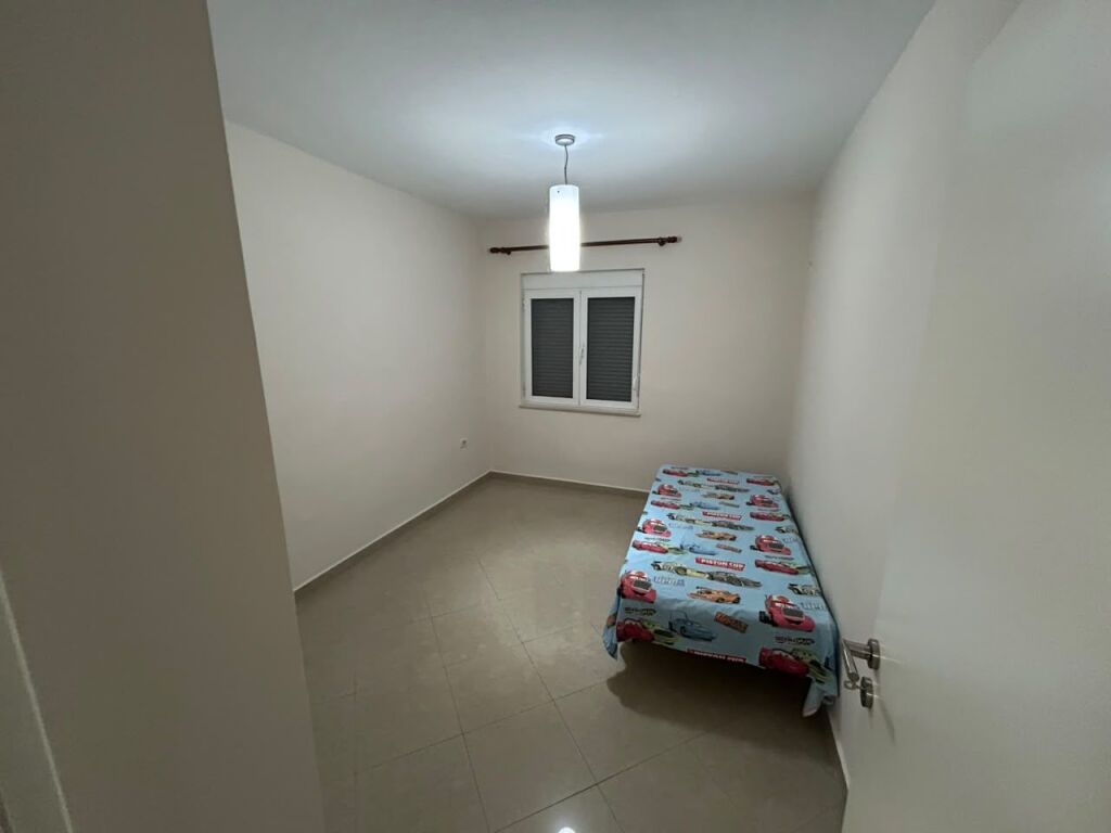 Vicino al Palazzo con le frecce, si affitta un appartamento 2+1 parzialmente arredato.