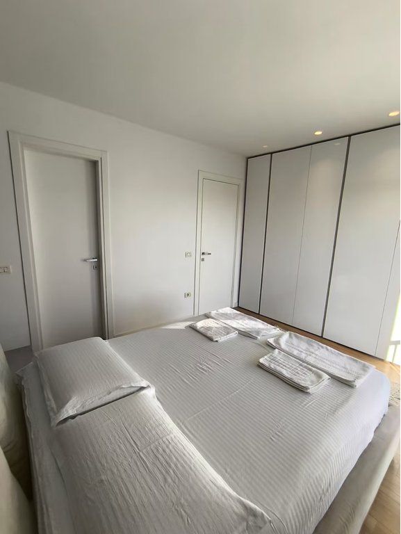 ALI DEM, JEPET ME QIRA APARTAMENT 2+1+2