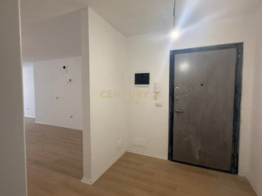 Shitet apartament 1+1 në Kombinat 120,000 €