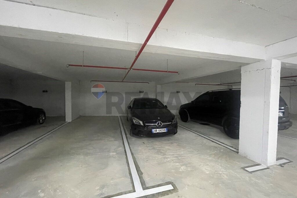 Post parkimi ne shitje tek rezidenca E88, buze rruges Dritan Hoxha!