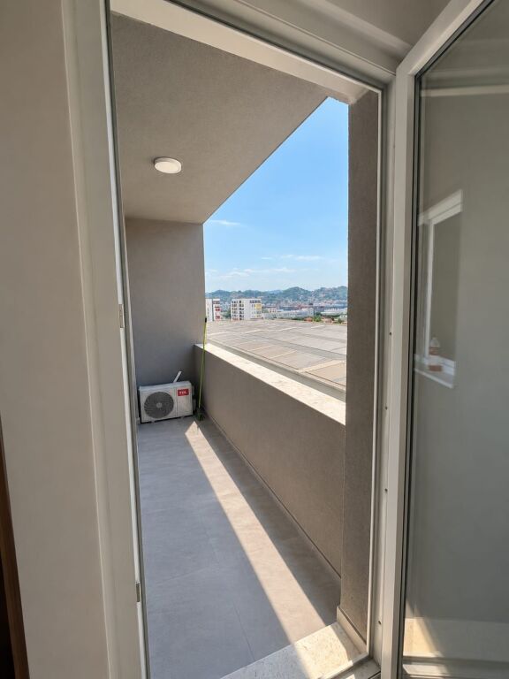 # IN AFFITTO: 1+1 📍Univers City – 42.000 Lekë/Mese – Nuovo Complesso Residenziale, Costruito nel 2026 – 7° Piano – 65 m² – ✨️Mai Abitato, 100% Nuovo – Arredato da un Architetto✨️