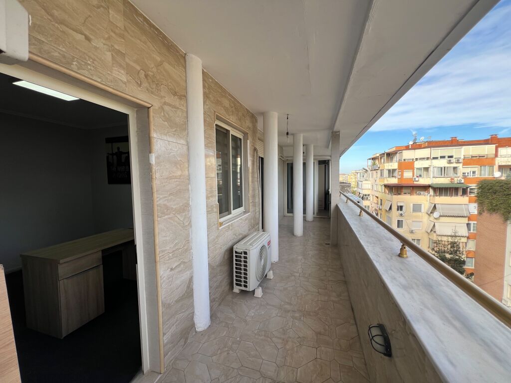 Locale commerciale in affitto 4+1+2