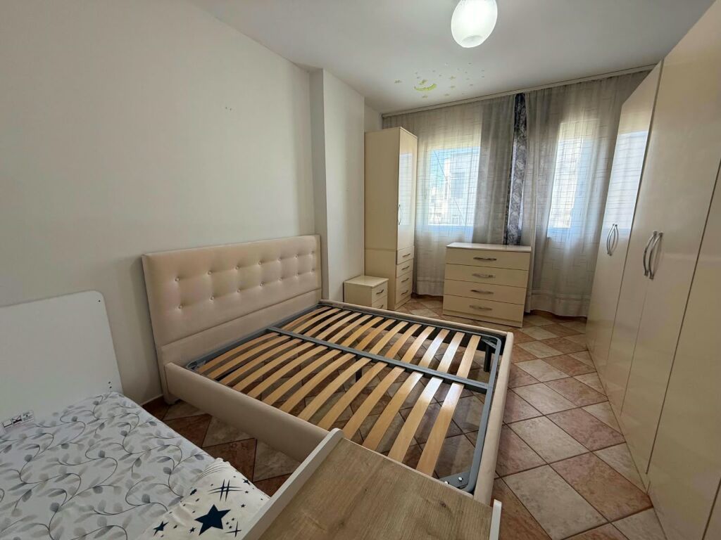 1+1 apartment for rent at Komuna e Parisit!