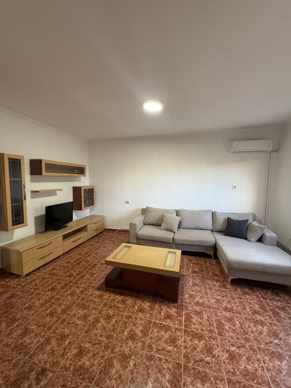 Tek Rruga Ndre Mjeda, Ish Parku, Shitet Apartament 2+1 Me Lokacion Perfekt
