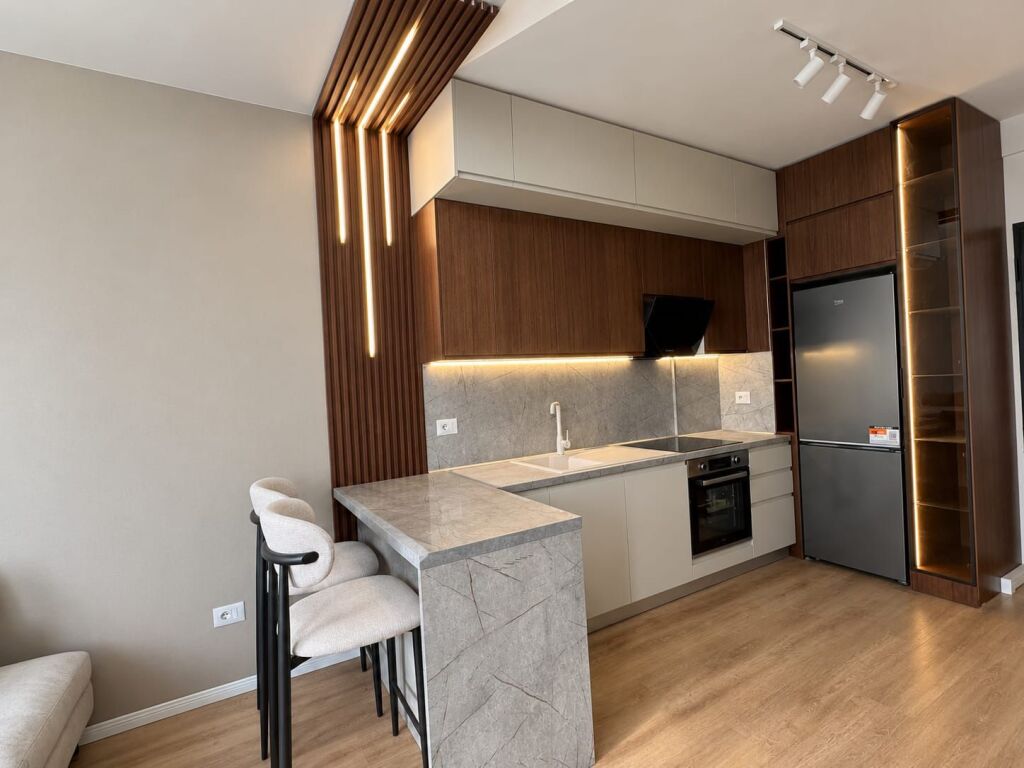 # IN AFFITTO: 1+1 📍Univers City – 42.000 Lekë/Mese – Nuovo Complesso Residenziale, Costruito nel 2026 – 7° Piano – 65 m² – ✨️Mai Abitato, 100% Nuovo – Arredato da un Architetto✨️