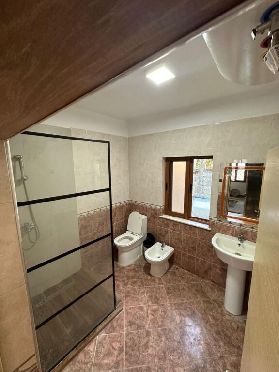 Jepet shpi privat 1+1 per qera Kombinat