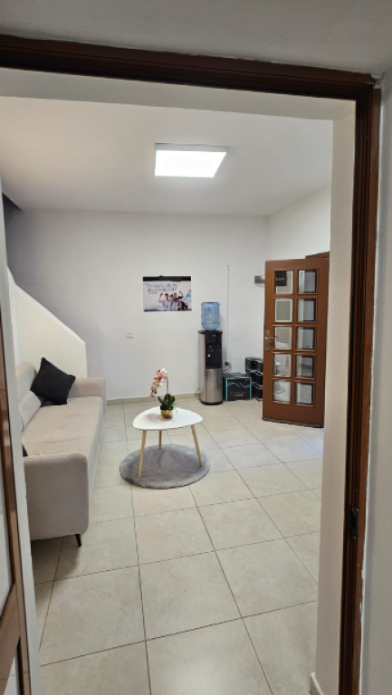 VILLA A DUE PIANI IN AFFITTO PER ATTIVITÀ COMMERCIALE – BRRYLI