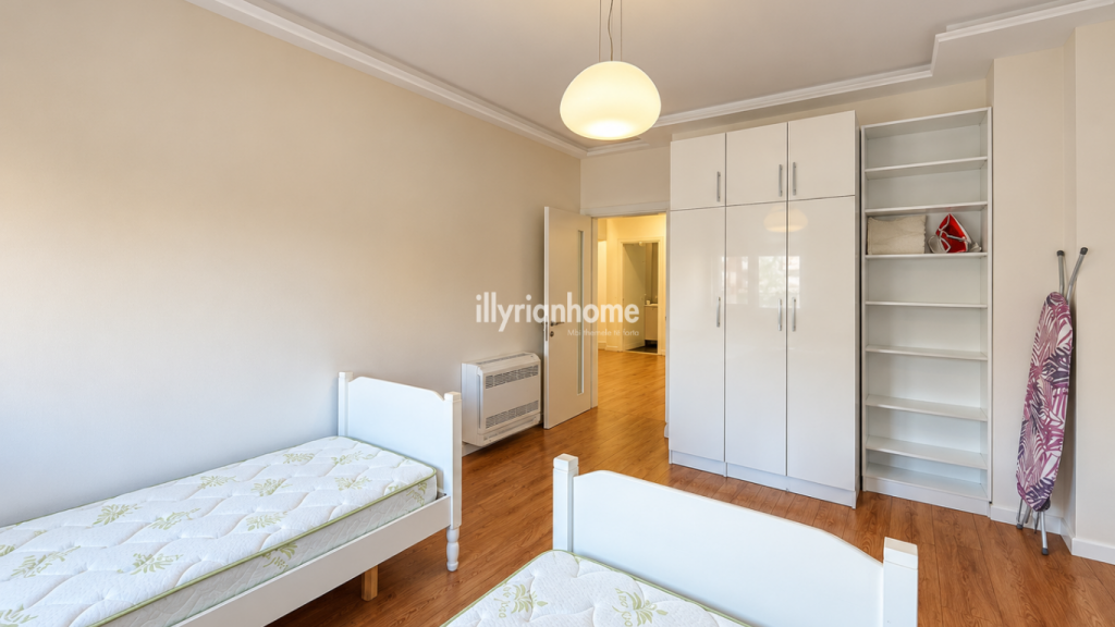 QIRA | APARTAMENT 2+1 | PËRBALLË TOPTANIT - KOMODITET DHE LOKACION I PREFERUAR