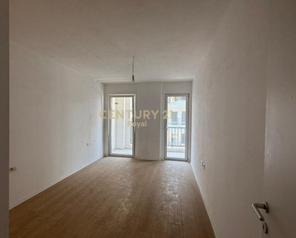 Shitet apartament 1+1 në Kombinat 120,000 €