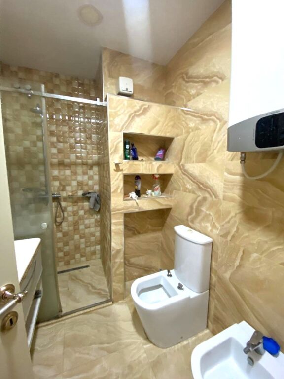 Qera Ambient 4+1+2 + 2 Poste Parkimi ne Don Bosko