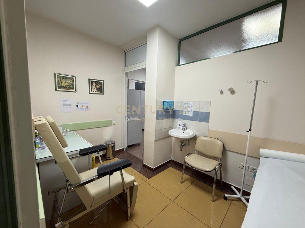 Locale commerciale premium in affitto (clinica medica completamente attrezzata) al Pazari i Ri