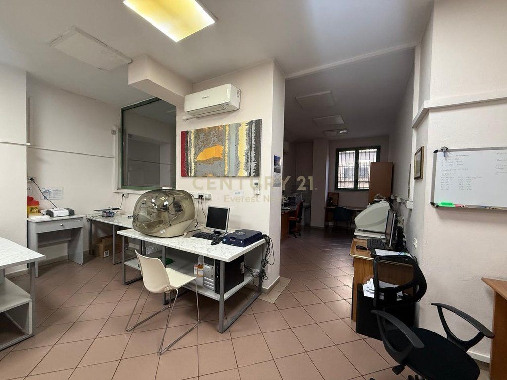 Locale commerciale premium in affitto (clinica medica completamente attrezzata) al Pazari i Ri