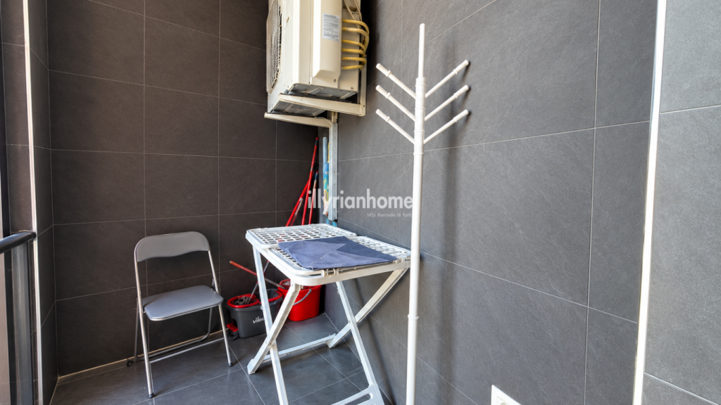 QIRA | APARTAMENT 2+1 | PËRBALLË TOPTANIT - KOMODITET DHE LOKACION I PREFERUAR