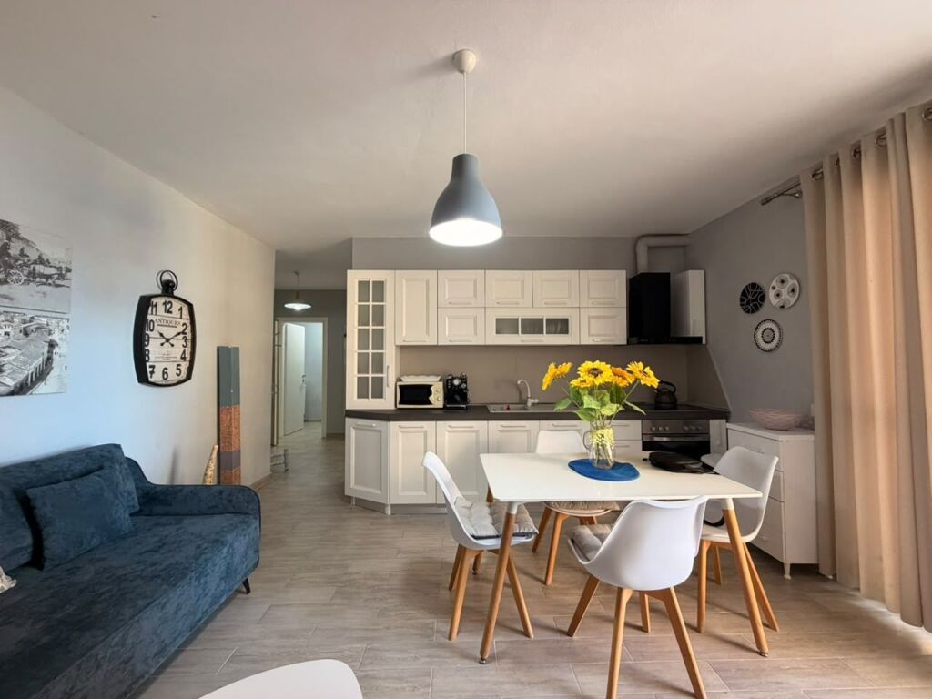 Apartament 2+1+Ballkon me Qera Afatgjate - Restorant Tradicional Varka, Plazhi i Vjeter, Vlore