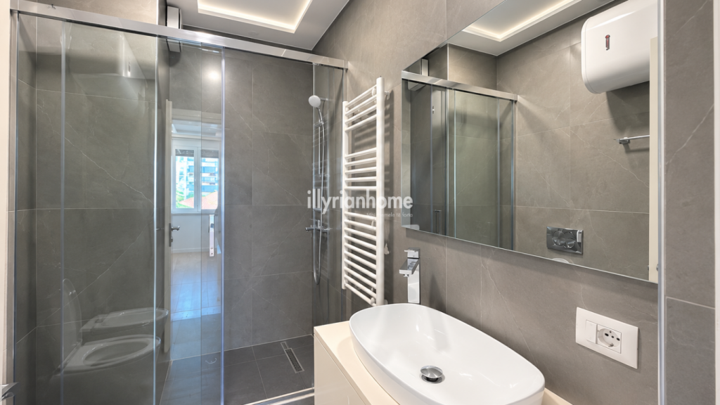 QIRA | APARTAMENT 2+1 | PËRBALLË TOPTANIT - KOMODITET DHE LOKACION I PREFERUAR