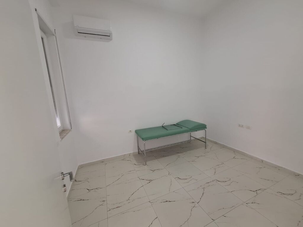 Jepet Apartament 2+1 me Qira në Rrugën Mine Peza. Kafe Flora