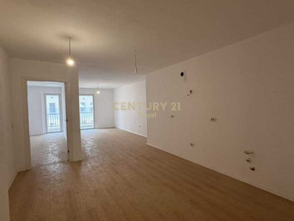 Shitet apartament 1+1 në Kombinat 120,000 €