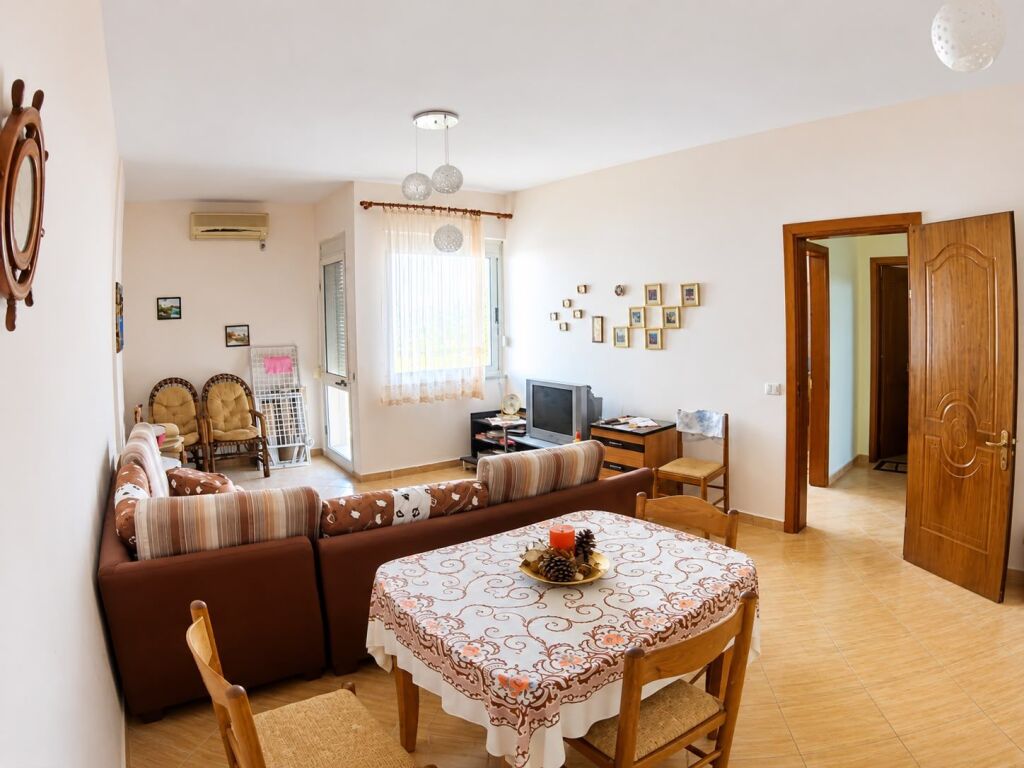 Shitet apartament 1+1 ne zonen e Durresit prane Hotel Horizontit. ID 5845