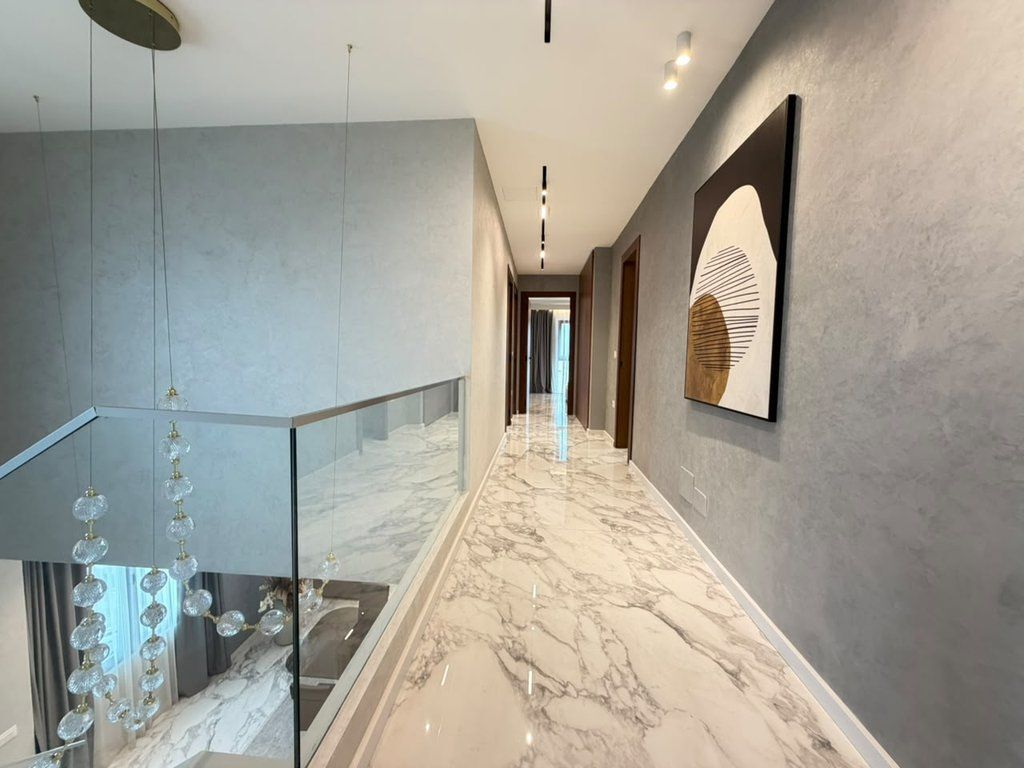 Jepet me Qira Duplex Luksoz në "Square 21" me Verandë Panoramike dhe Parkim Privat