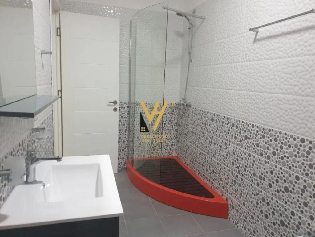 JEPET APARTAMENT 3+1+3+3 BLK ME QERA TE RRUGA PETI 1.000 EURO
