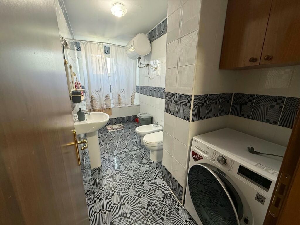 1+1 apartment for rent at Komuna e Parisit!
