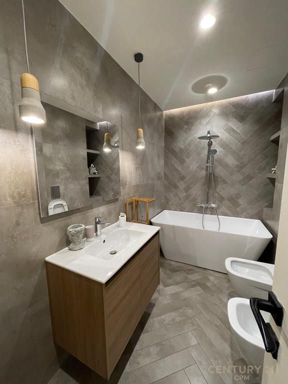 JEPET ME QIRA APARTAMENT 2+1+POST PARKIMI TEK TOWER BRIDGE 3 ! 850 € /Muaj