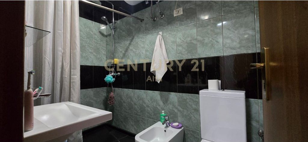 SHITET APARTAMENT 3+1 PËRBALLË DELIJORGJIT + 2 POSTE PARKIMI