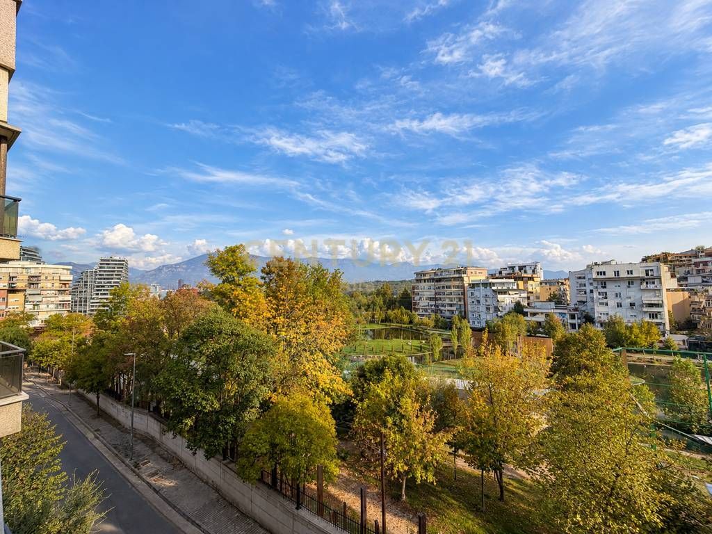 IN AFFITTO, APPARTAMENTO 2+1+2 CON VISTA PANORAMICA SUL LAGO &amp; GIARDINO ZOOLOGICO (VISTA MONTAGNA) 770 € /Mese 70,000 Lekë /Mese