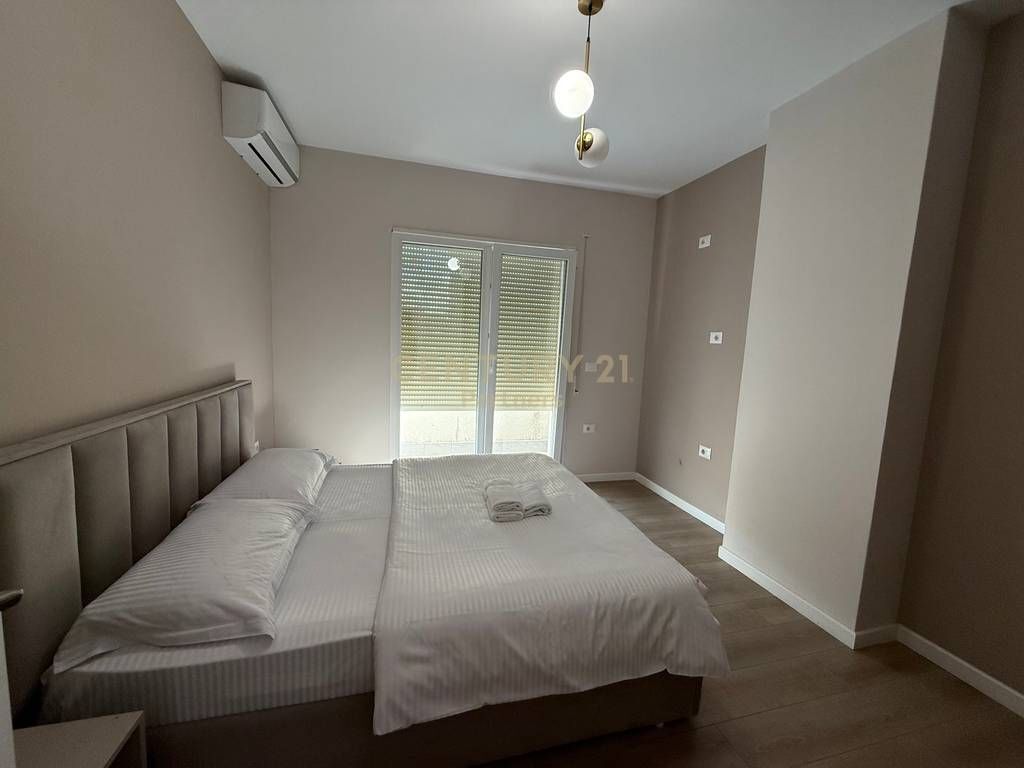 SHITET APARTAMENT 2+1 – ISH UZINA E TRAKTORIT, PRANË SHKOZËS !!
